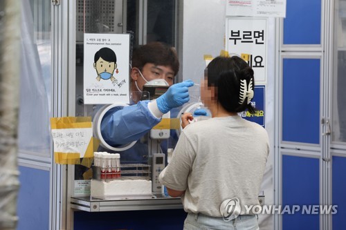 新型コロナウイルス検査所で検査を受ける市民（資料写真）＝（聯合ニュース）