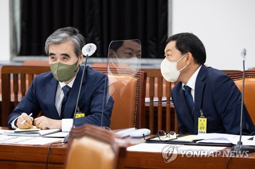 국정원 "박지원·서훈 前원장 고발 관련 사실, 尹대통령에 보고"