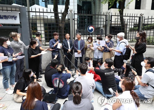 ３日、外交部庁舎前で記者会見する被害者の支援団体と弁護士＝ソウル（聯合ニュース）