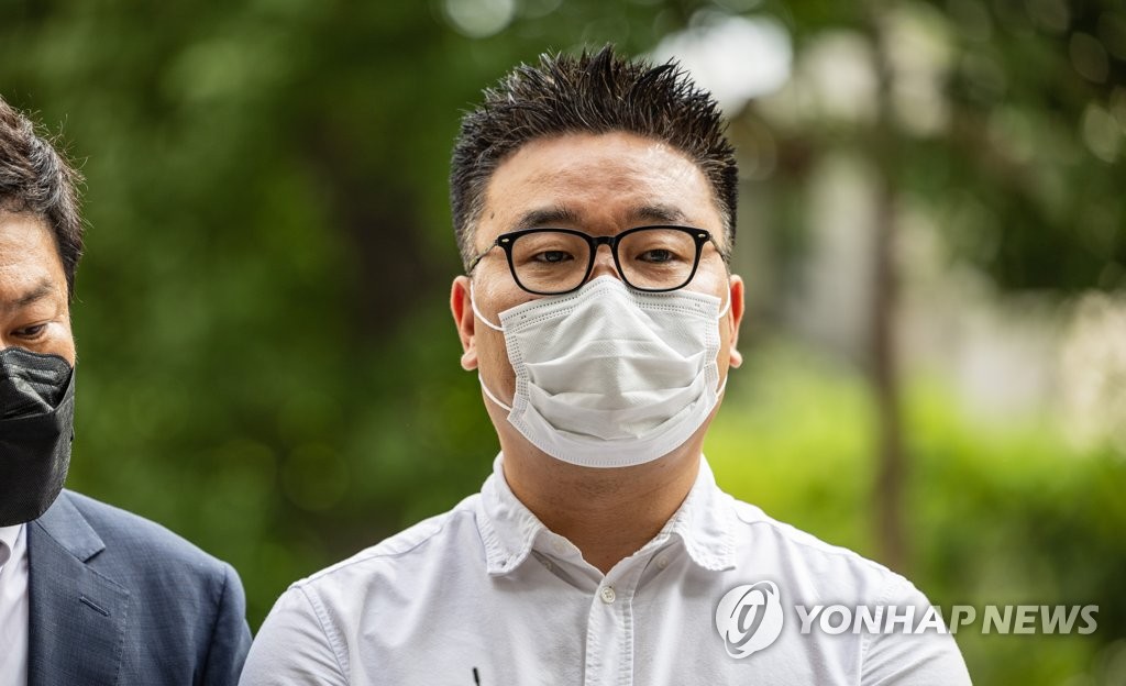 서울의 소리 이명수 기자 경찰 조사 받기 위해 출두