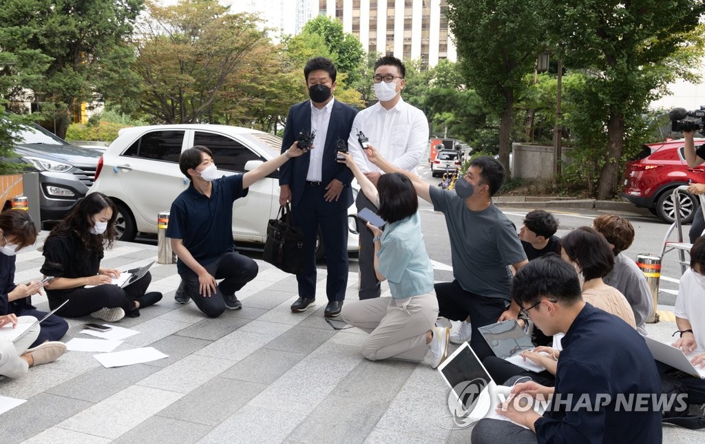 서울의 소리 이명수 기자 경찰 조사 받기 위해 출두