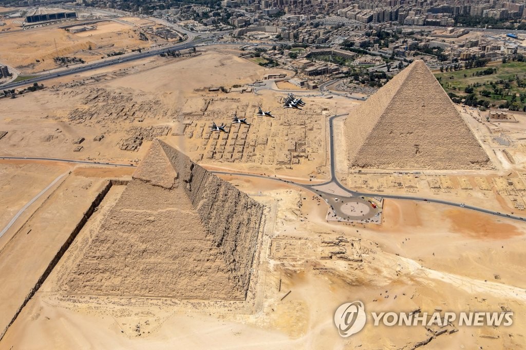 Au-dessus des pyramides