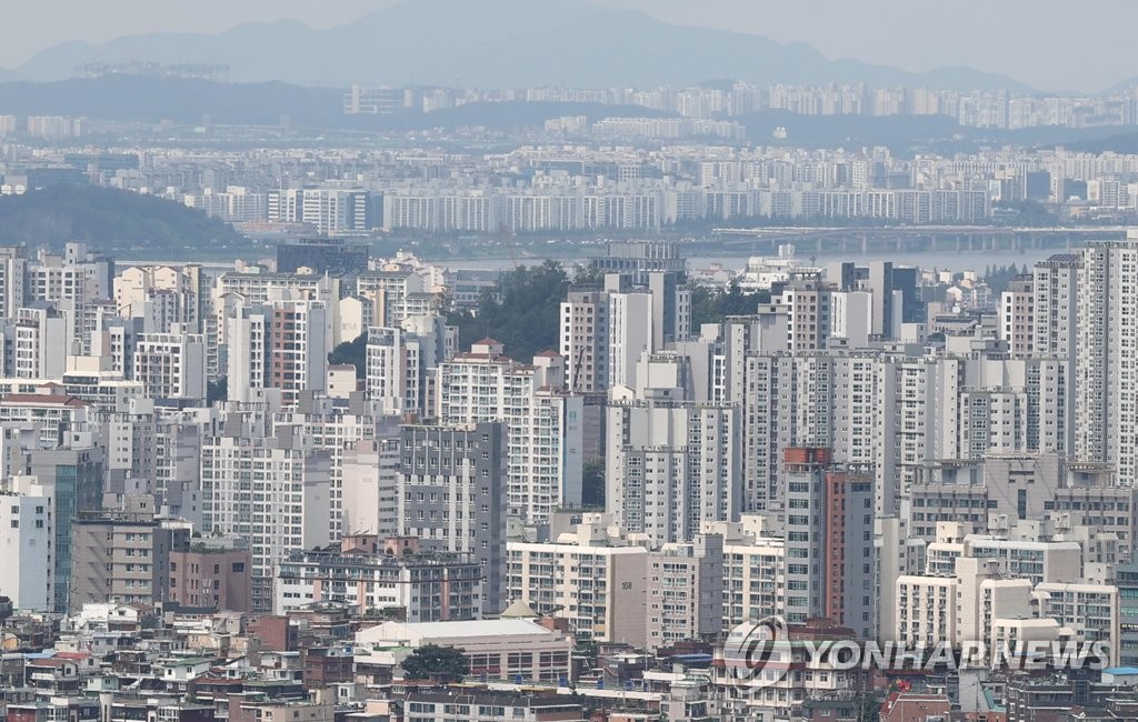 This photo, taken Aug. 4, 2022, shows apartment buildings in Seoul. (Yonhap)