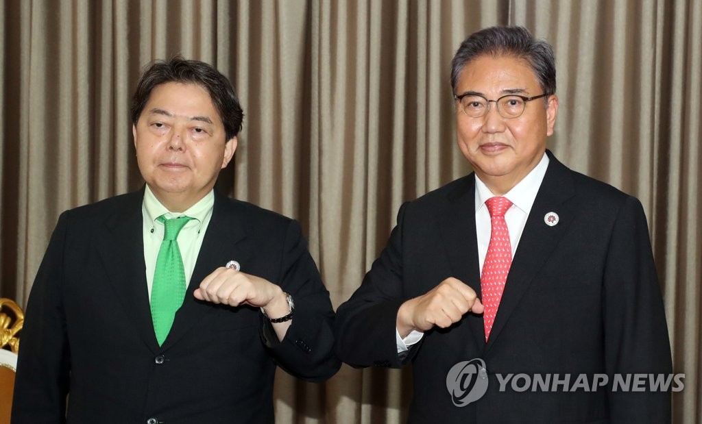 وزيرا خارجية كوريا الجنوبية واليابان يدينان إطلاق الشمال لصاروخ باليستي عابر للقارات - 1