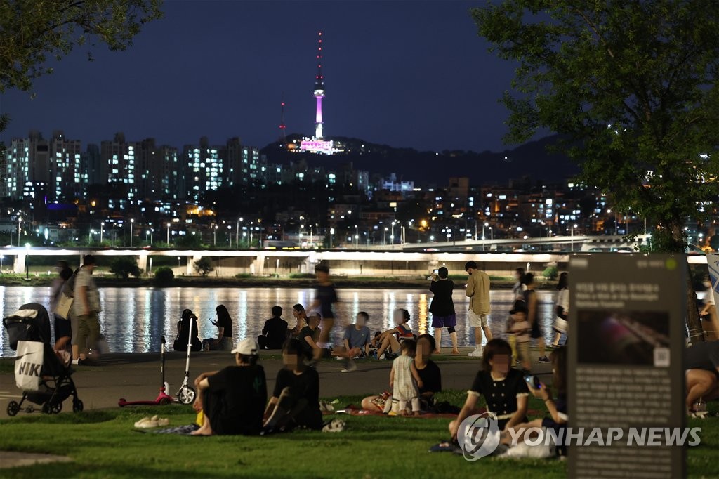 지난 8월 4일 오후 서울 반포 한강공원에서 시민들이 더위를 식히고 있다. [연합뉴스 자료사진]