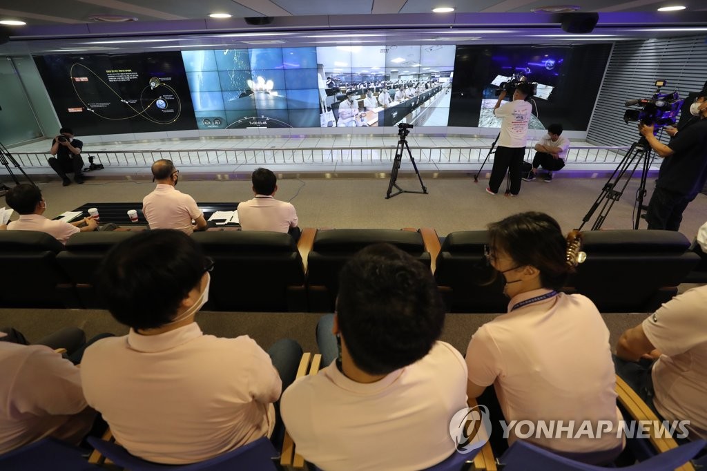 Engineers at the Korea Aerospace Research Institute in Daejeon, 160 kilometers south of Seoul, observe a livestream on Aug. 5, 2022, of the SpaceX Falcon 9 rocket carrying Danuri, South Korea's first lunar orbiter, lifting off from Cape Canaveral Space Force Station in the U.S. (Yonhap)