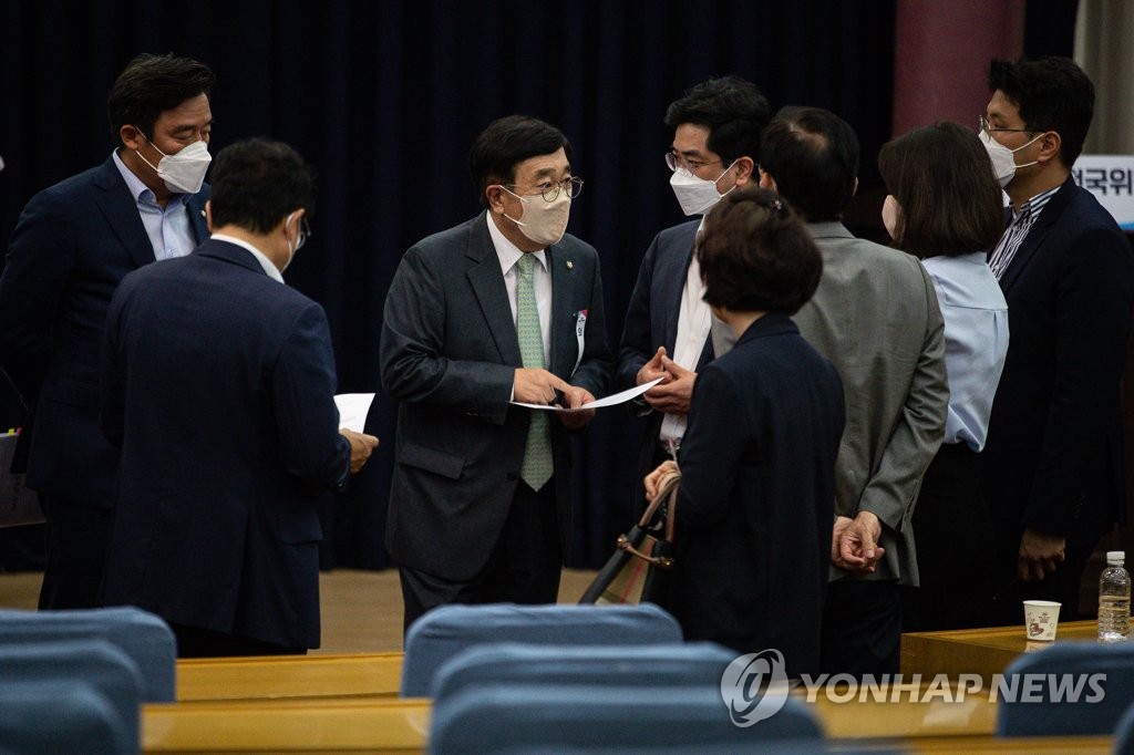 대화하는 서병수 상임전국위 의장
