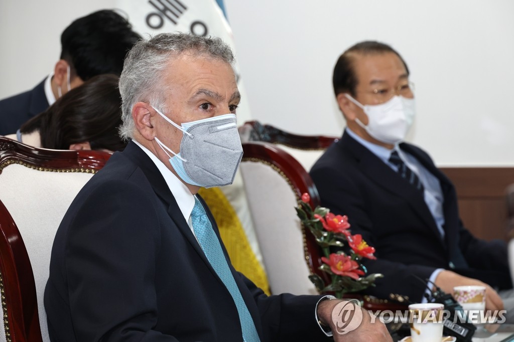 U.S. Ambassador to South Korea Philip Goldberg (L) sits next to South Korea's Unification Minister Kwon Young-se on Aug. 5, 2022 at Kwon's office in central Seoul. (Yonhap)