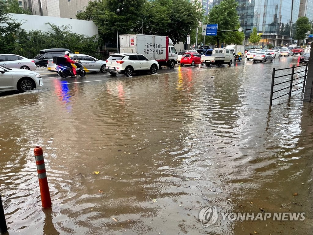 갑작스러운 폭우로 침수된 인천 시내 도로