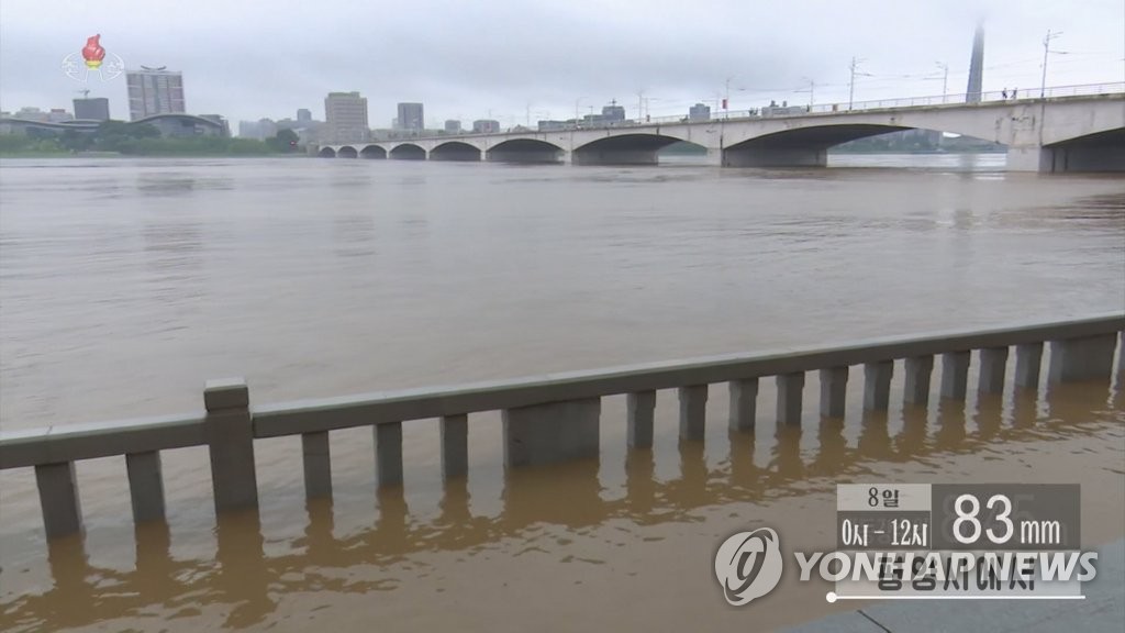 Un sentier au bord du fleuve Taedong qui traverse Pyongyang est submergé le lundi 8 août 2022, sur cette image capturée à partir de la Télévision centrale nord-coréenne (KCTV). (Utilisation en Corée du Sud uniquement et reproduction interdite)
