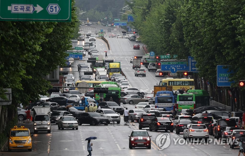 출근길 막아버린 폭우의 흔적