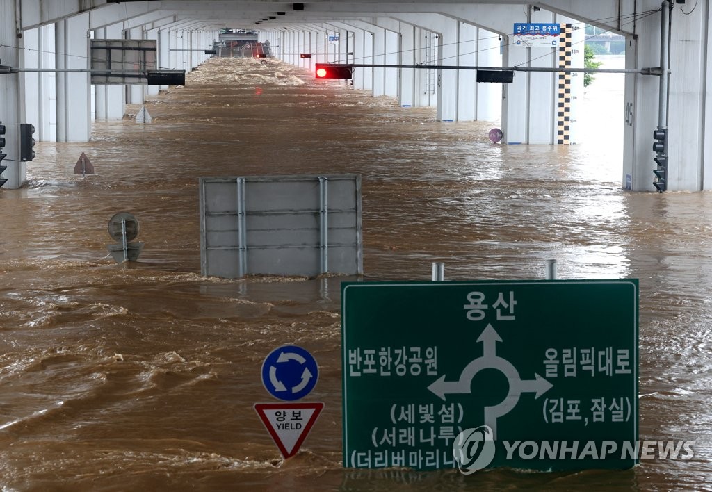 أمطار غزيرة تغرق جسر جامسو على نهر هان