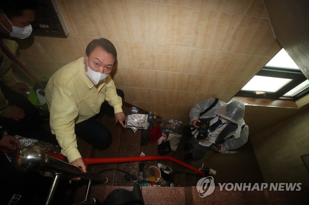 (LEAD) Yoon visits semi-basement apartment where flood killed 3