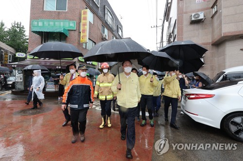 Yoon inspecciona un sitio afectado por las lluvias