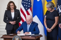 스웨덴·핀란드 나토 가입 지지 비준안 서명하는 바이든