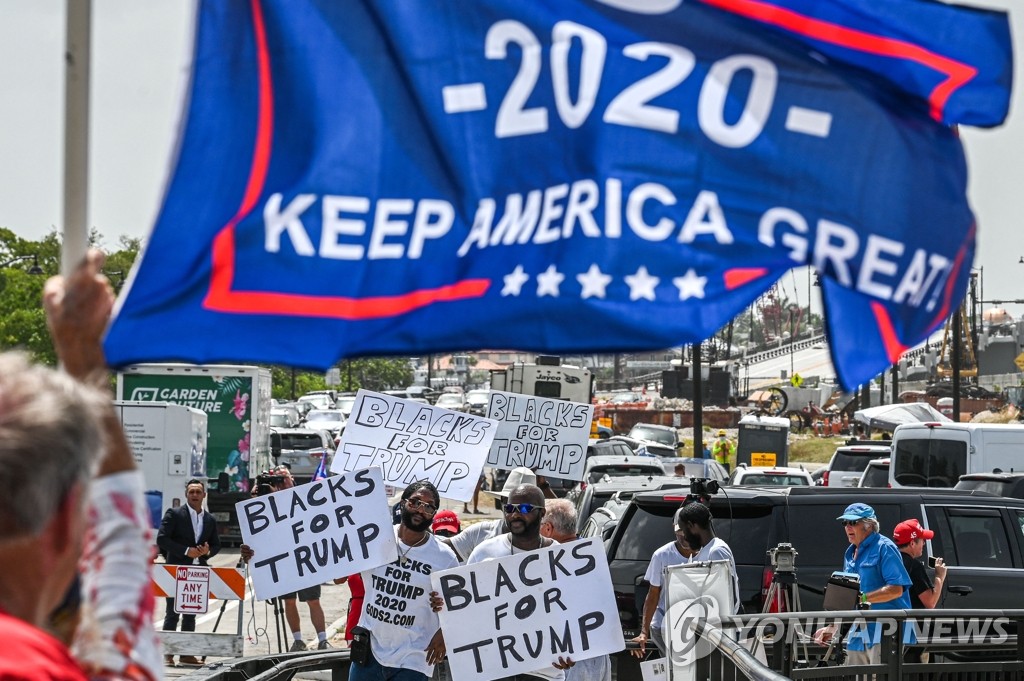 FBI 압수수색 항의 시위 벌이는 트럼프 지지 시민들