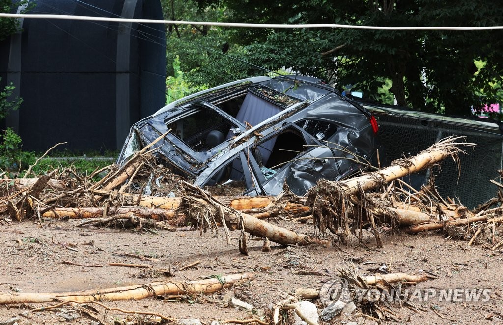 Une voiture est engloutie dans le sol à Gwangju, dans la province du Gyeonggi, le mercredi 10 août 2022. 
