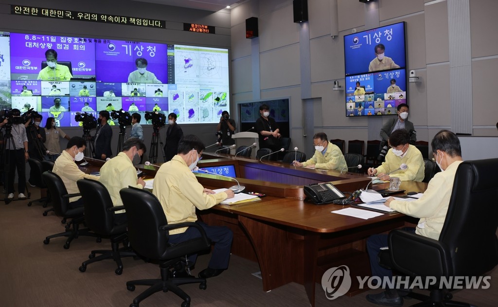 Prime Minister Han Duck-soo (C, head of table) presides over an emergency meeting at the government complex in Seoul on Aug. 11, 2022, to check countermeasures against record torrential rain in the country. (Yonhap)