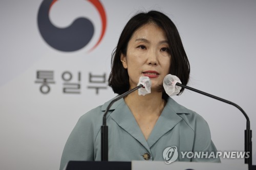 La foto de archivo muestra a Lee Hyo-jung, viceportavoz del Ministerio de Unificación surcoreano, hablando durante una sesión informativa regular.