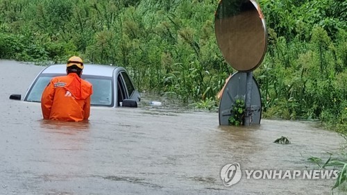 大雨で１２人死亡・７人行方不明　約６千人が避難＝韓国