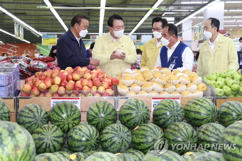 الرئيس يون سيوك-يول يتفقد أسعار السلع الاستهلاكية