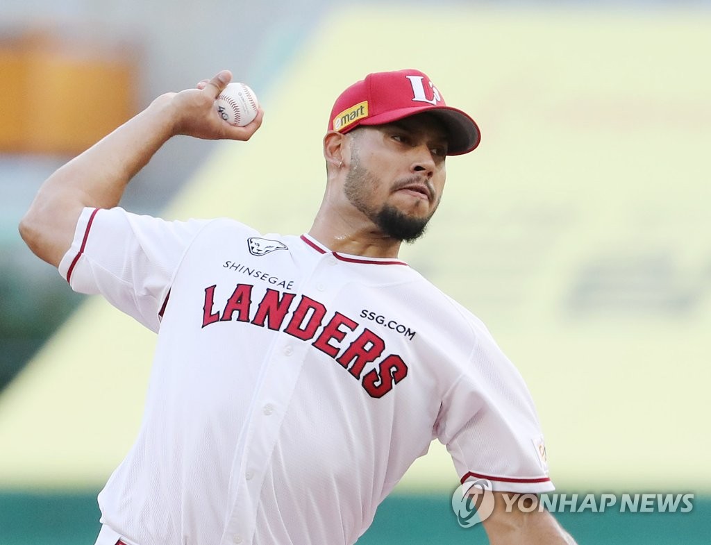 SSG Landers starter Wilmer Font pitches against the KT Wiz during the top of the first inning of a Korea Baseball Organization regular season game at Incheon SSG Landers Field in Incheon, 30 kilometers west of Seoul, on Aug. 12, 2022. (Yonhap)