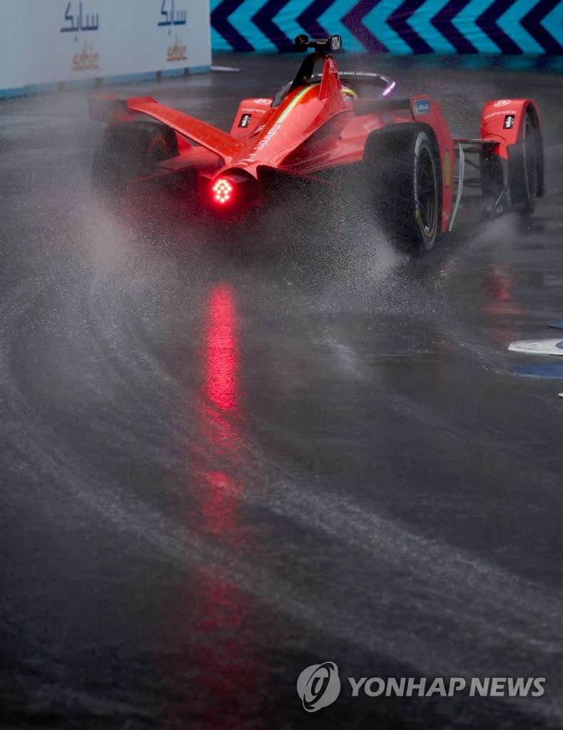 Fast cornering in wet Formula E race