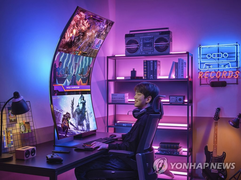 This photo provided by Samsung Electornics Co. on Aug. 16, 2022, shows Odyssey Ark, the latest and most high-end model of the company's Odyssey gaming monitor lineup. (PHOTO NOT FOR SALE) (Yonhap)