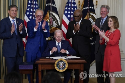 바이든, 인플레 감축법 서명…한국산 전기차 보조금 제외 '비상'