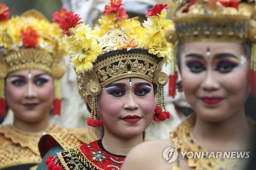 '화려한 전통의상'…인도네시아 독립기념일 행진