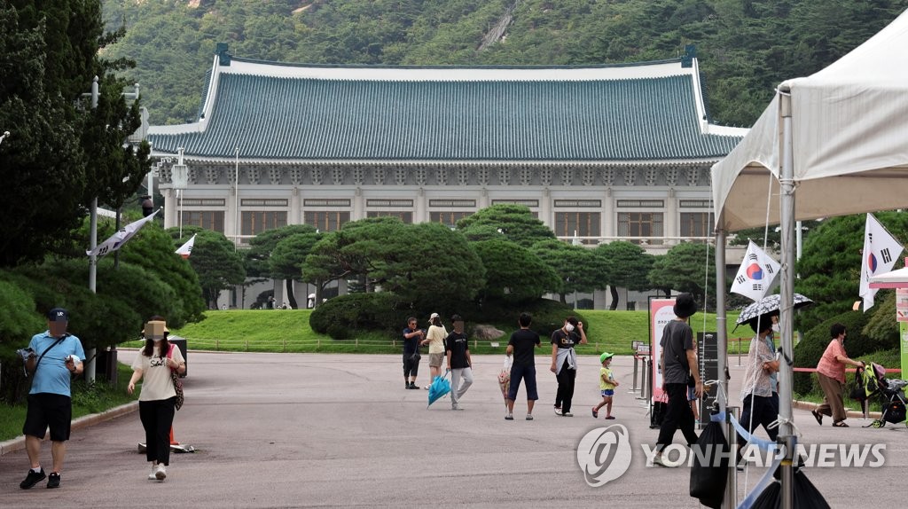 La foto de archivo, tomada el 17 de agosto de 2022, muestra a visitantes en el antiguo complejo presidencial, Cheong Wa Dae, en Seúl.