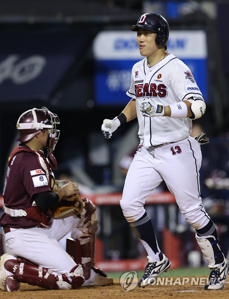 Heo Kyoung-min of the Doosan Bears crosses the home plate after hitting a two-run home run against the Kiwoom Heroes during the bottom of the seventh inning of a Korea Baseball Organization regular season game at Jamsil Baseball Stadium in Seoul on Aug. 18, 2022. (Yonhap)