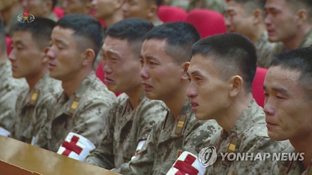 김정은 연설 들으며 눈물 흘리는 북한 군인들