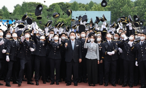 الرئيس يون يلتقي برجال ونساء الشرطة الجدد