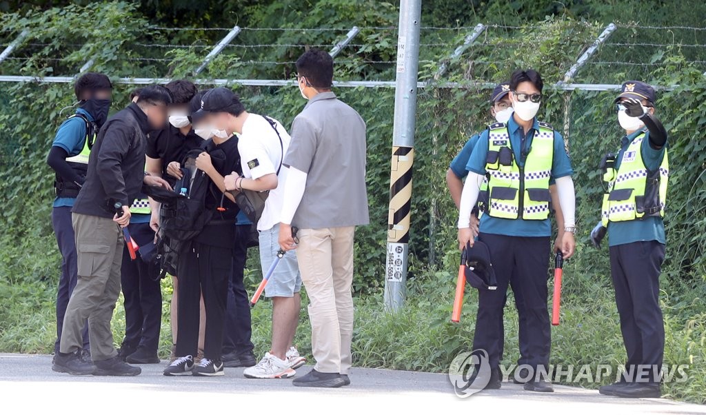 평산마을 입구 검문 검색 강화