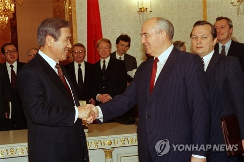 지난 1990년 12월 크렘린궁에서 고르바초프 당시 소련 대통령과 악수하는 노태우 대통령