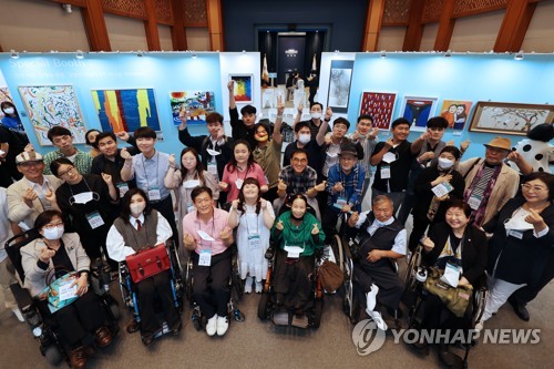 Exhibit of disabled artists' works launches project to turn Cheong Wa Dae into art center