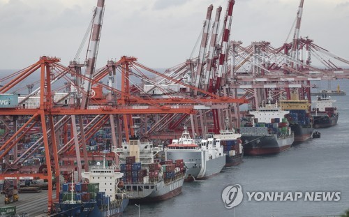 La foto, tomada el 7 de septiembre de 2022, muestra un montón de contenedores en un puerto en la ciudad suroriental surcoreana de Busan.