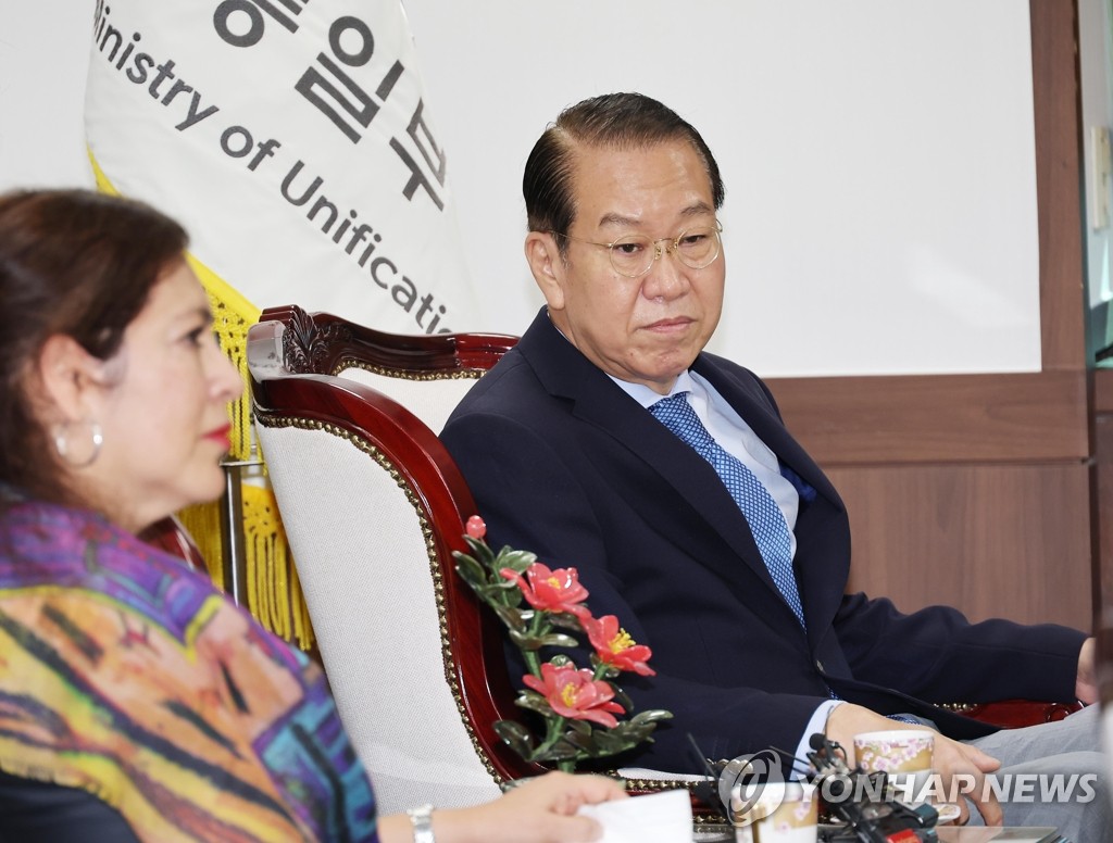 유엔 북한 인권 특별보고관 대화하는 권영세 장관