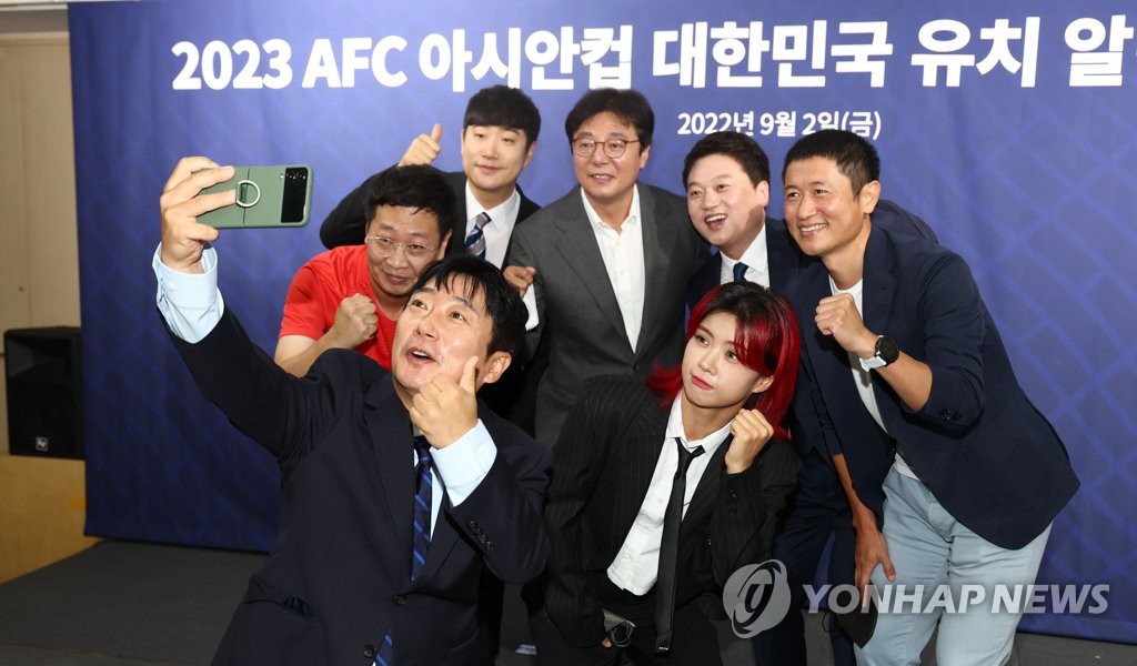 The seven honorary ambassadors for South Korea's bid for the 2023 Asian Football Confederation Asian Cup pose for a selfie after their introduction ceremony at the Korea Football Association (KFA) House in Seoul on Sept. 2, 2022. Clockwise from bottom left: comedian Lee Soo-geun, Red Devils leader Lee Jung-geun, sportscaster Bae Sung-jae, South Korean under-23 men's national football team head coach Hwang Sun-hong, football analyst Park Moon-sung, KFA Vice President Lee Young-pyo and dancer Aiki. (Yonhap)