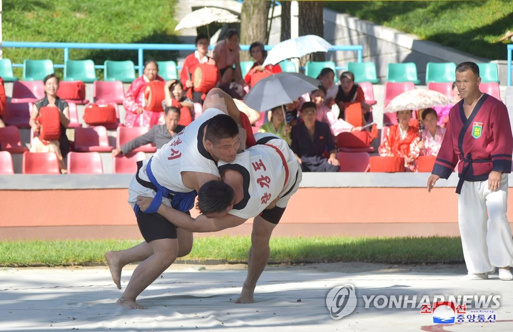 북한의 '대황소상 전국민족씨름경기' 모습