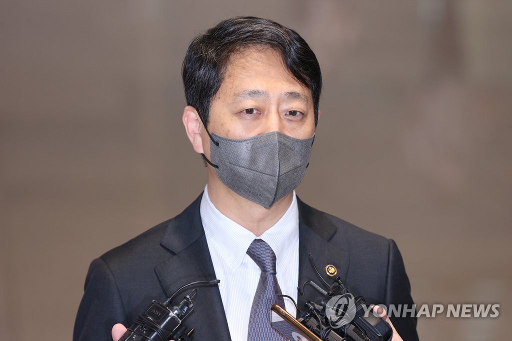 La foto de archivo, tomada el 5 de septiembre de 2022, muestra al jefe negociador de comercio del Ministerio de Comercio, Industria y Energía de Corea del Sur, Ahn Duk-geun, hablando a los periodistas en el Aeropuerto Internacional de Incheon, al oeste de Seúl. 