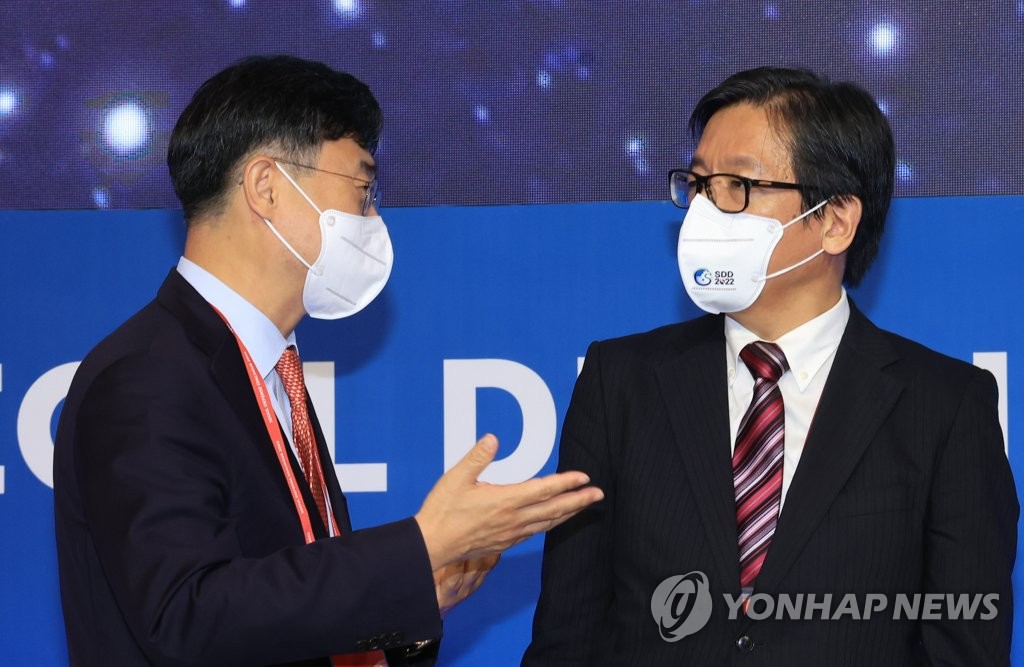 El viceministro de Defensa surcoreano, Shin Beom-chul (izda.), habla con Masami Oka, subdirector general del departamento de políticas de defensa del Ministerio de Defensa de Japón, durante el Diálogo de Defensa de Seúl (SDD, según sus en inglés) 2022, el 7 de septiembre de 2022, en Seúl.