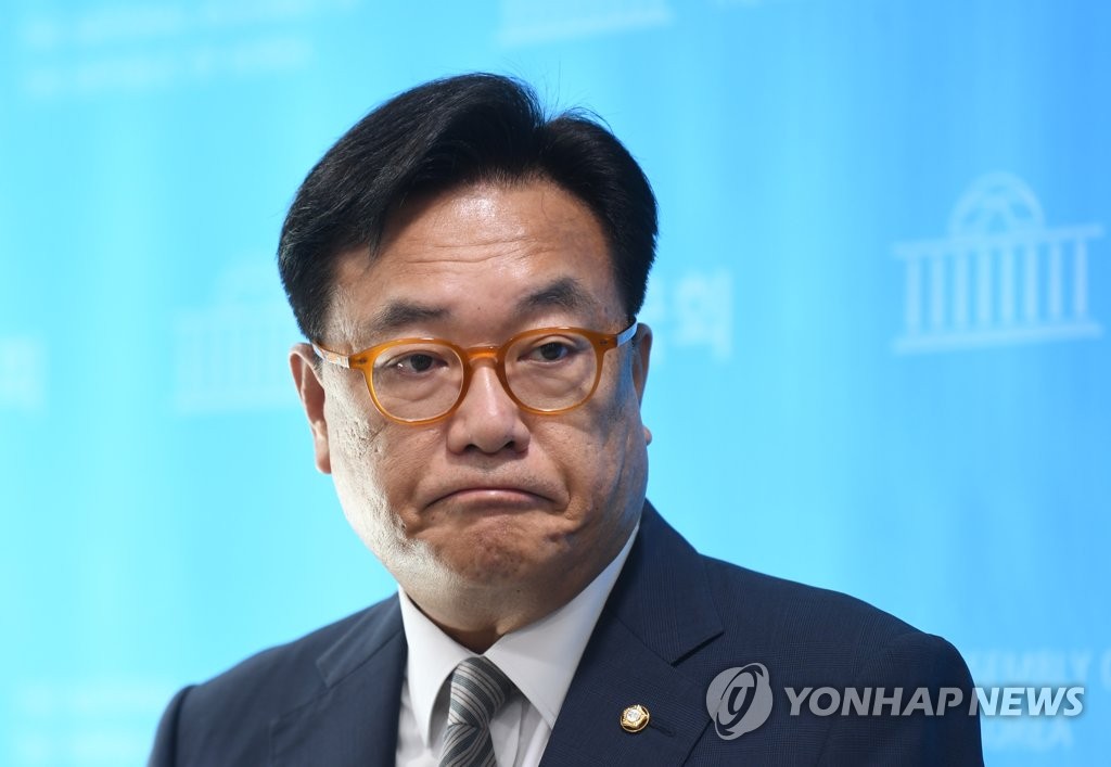 (LEAD) Vice Assembly Speaker Chung agrees to take over as PPP's interim chief