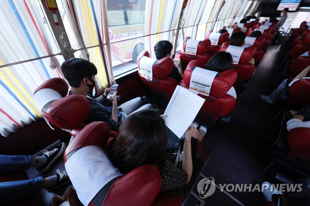 Passengers sit on a bus parked at Seoul Central Bus Terminal on Sept. 8, 2022, as they head home for the first Chuseok holiday without social distancing measures since the pandemic began. (Yonhap)
