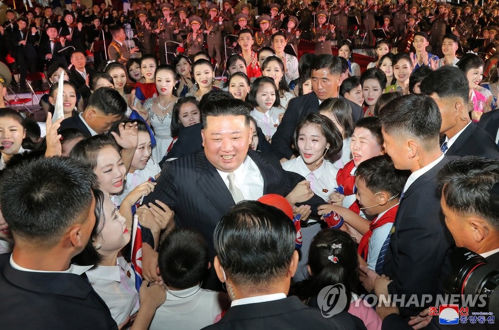 Le dirigeant nord-coréen Kim Jong-un (au centre) participe à un événement marquant le 74e anniversaire de la fondation de l'Etat, le 8 septembre 2022, sur cette photo publiée par l'Agence centrale de presse nord-coréenne (KCNA), un jour après l'événement. (Utilisation en Corée du Sud uniquement et redistribution interdite)