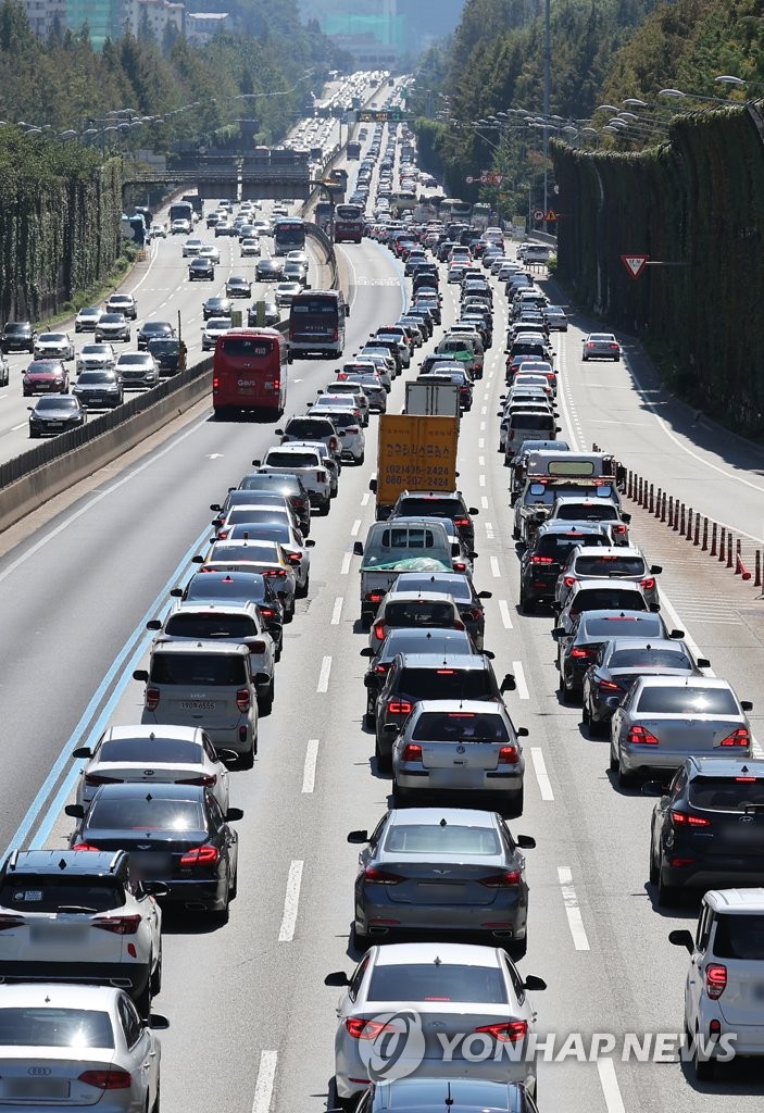 In this file photo, the Gyeongbu Expressway connecting Seoul and the southeastern port city of Busan is packed with cars on Sept. 9, 2022, as people travel home on the first day of the four-day Chuseok holiday. (Yonhap