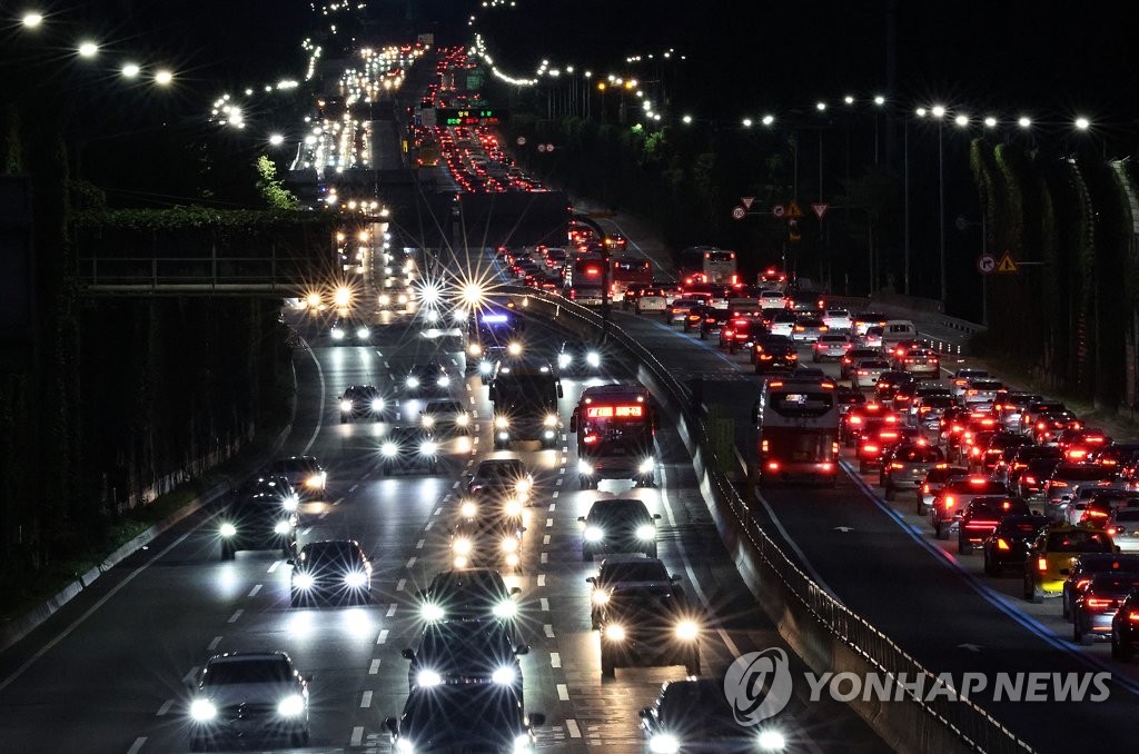 추석 연휴 고속도로 차량 행렬