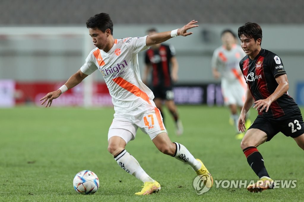 Yang Hyun-jun of Gangwon FC dribbles the ball against FC Seoul during the clubs' K League 1 match at Seoul World Cup Stadium in Seoul on Sept. 13, 2022. (Yonhap)
