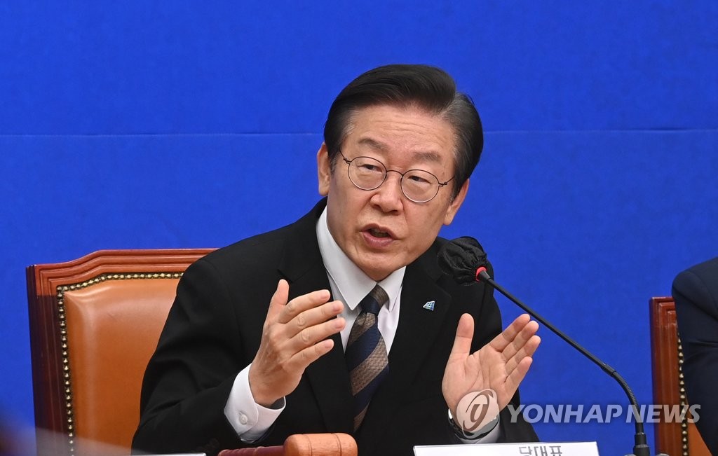 최고위에서 발언하는 이재명 대표